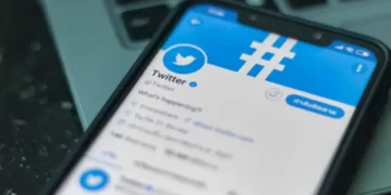 جديد تويتر.. حذف حسابات تروج لمنصات تواصل أخرى