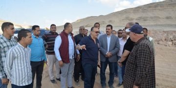 محافظ أسيوط يتفقد أعمال إنشاء طريق يربط قرى شرق النيل لمركزى القوصية وديروط بطول 5 كم بتكلفة 30 مليون جنيه